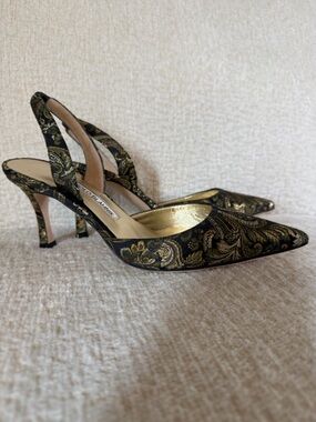 Manolo Blahnik Carolyn Pumps Brocade 38 Black Gold Slingback Kitten Heel